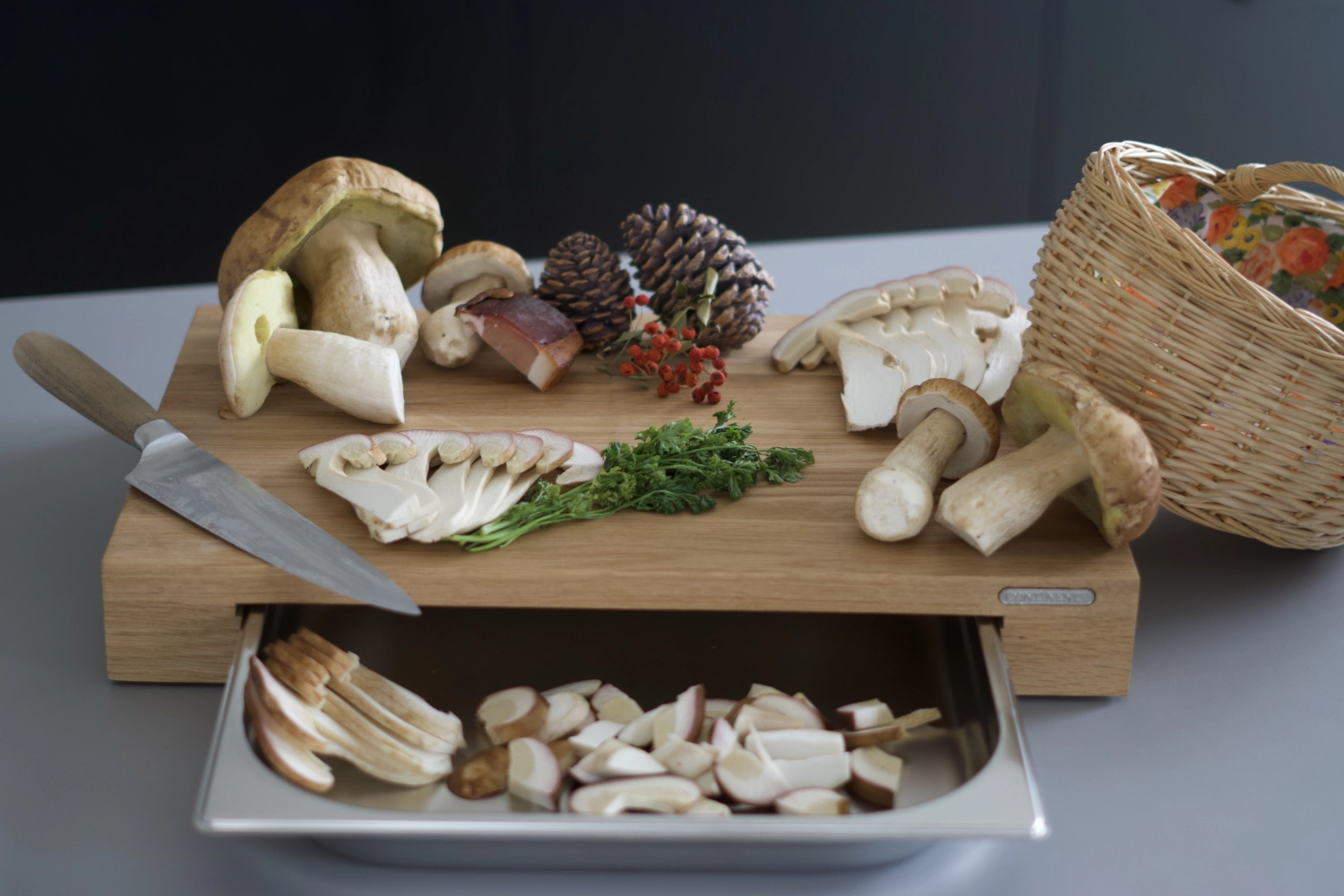 Planche à découper en chêne avec tiroir en inox