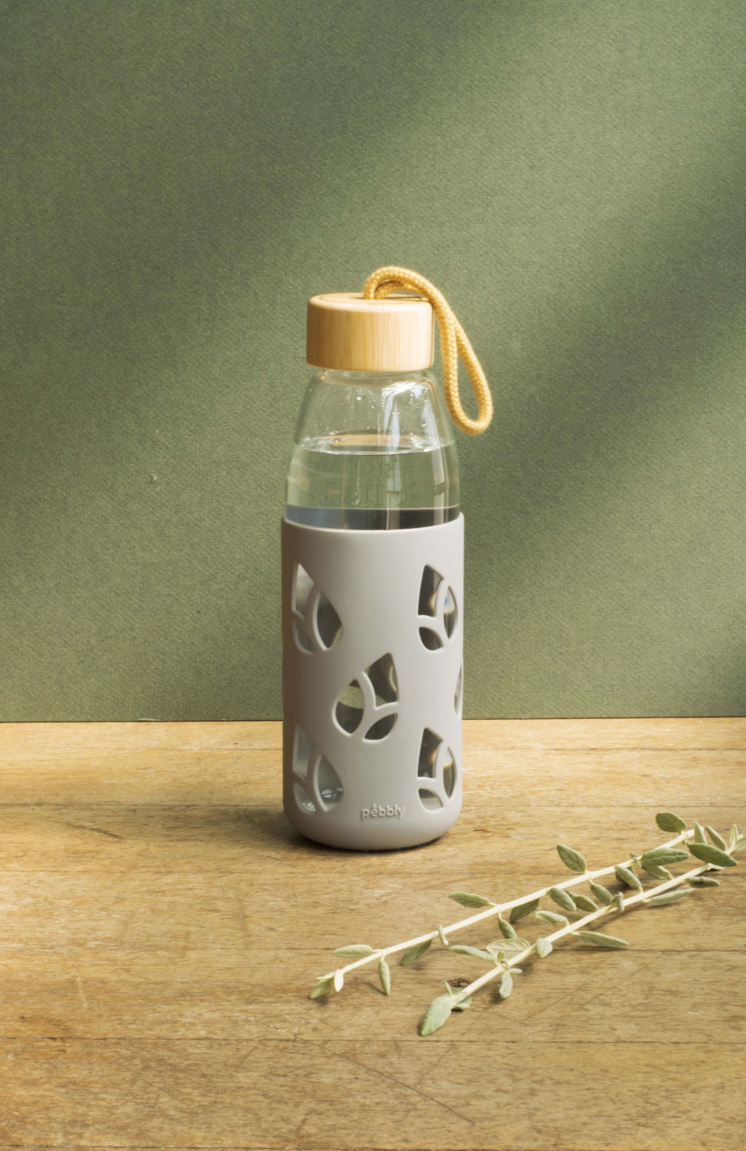 Pebbly bouteille en verre avec manche en bambou et silicone